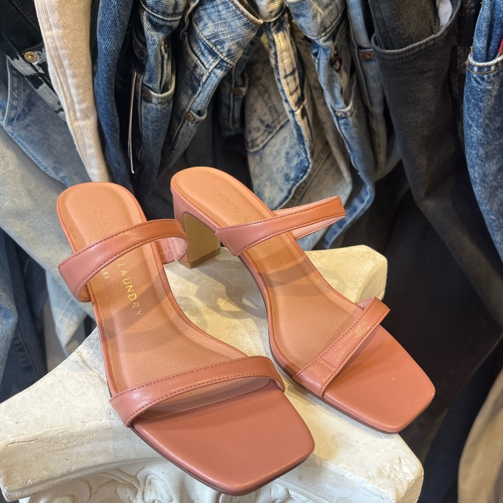 Chinese Laundry Yanti Strappy Square Toe Mule
Slide low heel Sandal Heels - Nude